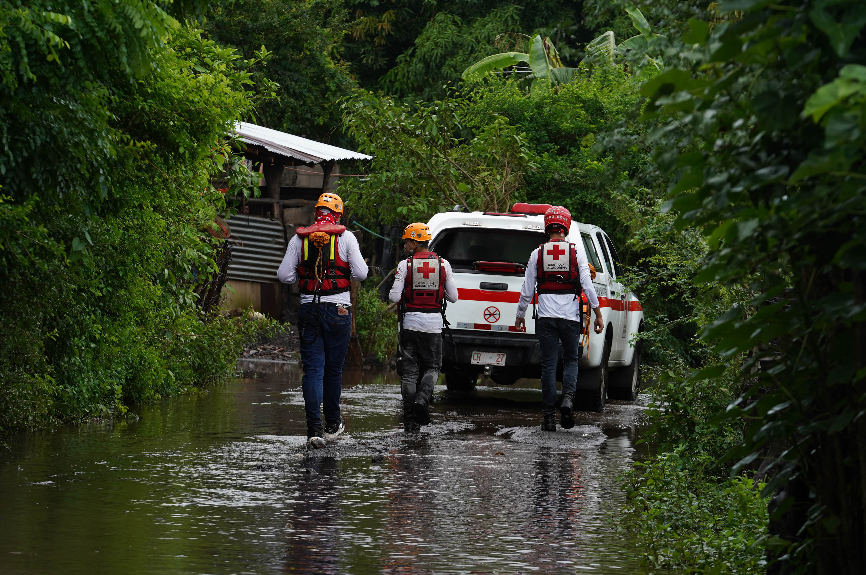 A team from the Salvadorean Red Cross responds to the heavy rains caused by tropical storm Alberto in 2024. 