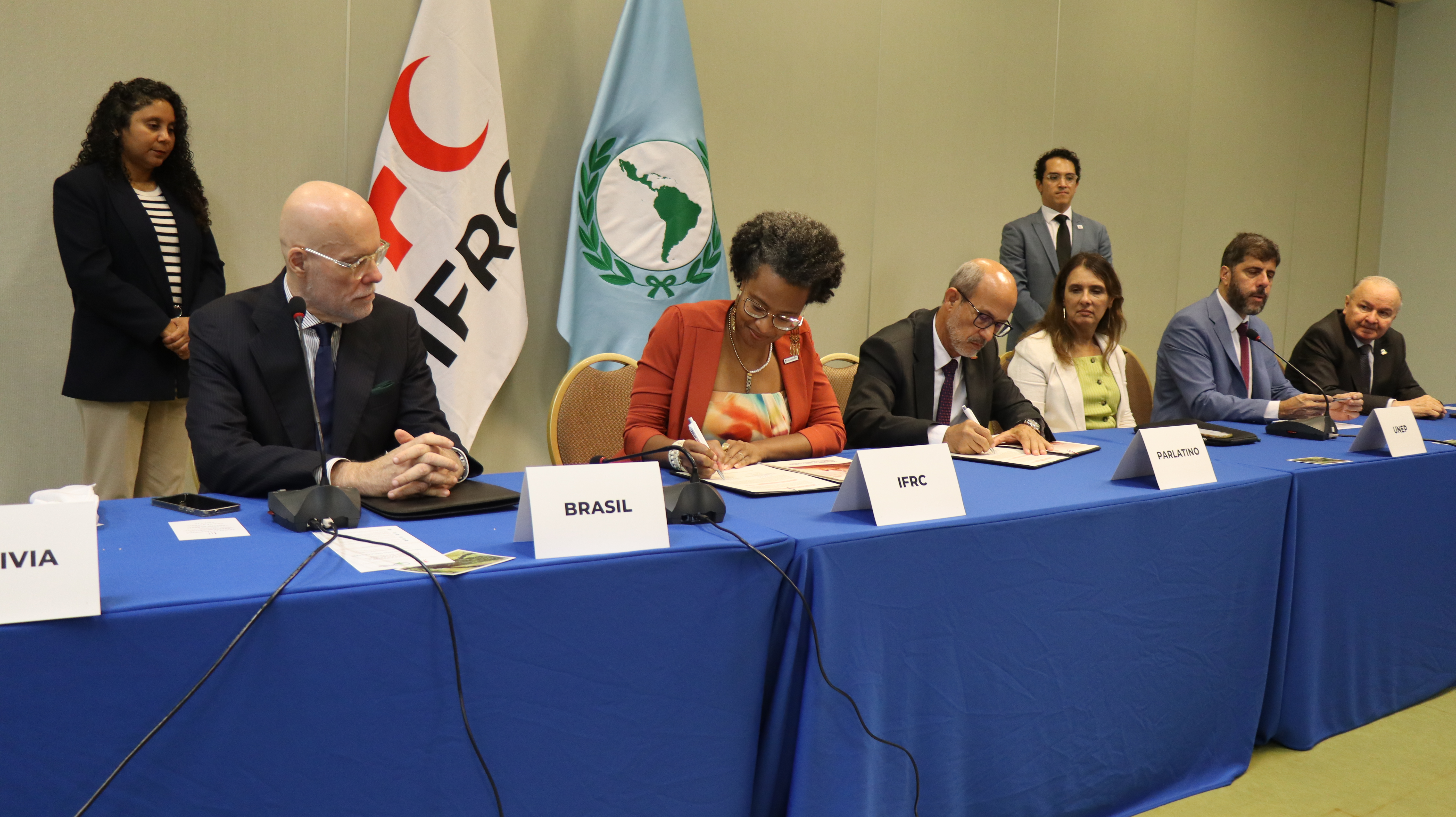 El PARLATINO, representado por su presidente el diputado Rolando González, firmó la Carta sobre el Clima y el Medio Ambiente, con Loyce Pace, directora regional de la IFRC para América, como testigo de honor.