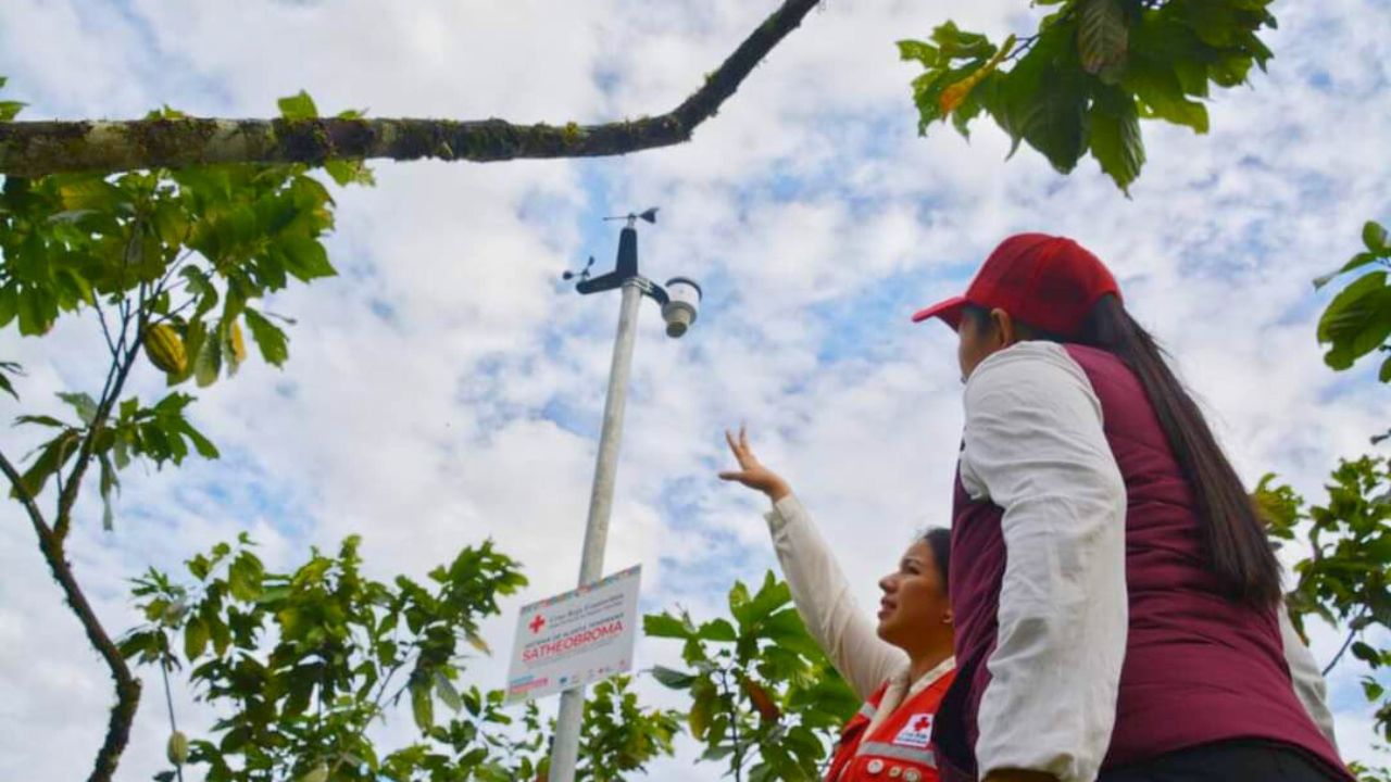 Josselyn Balcázar explains to the Prefect of Zamora Chinchipe, Karla Reátegui, how the SATHEOBROMA Early Warning System works. 
