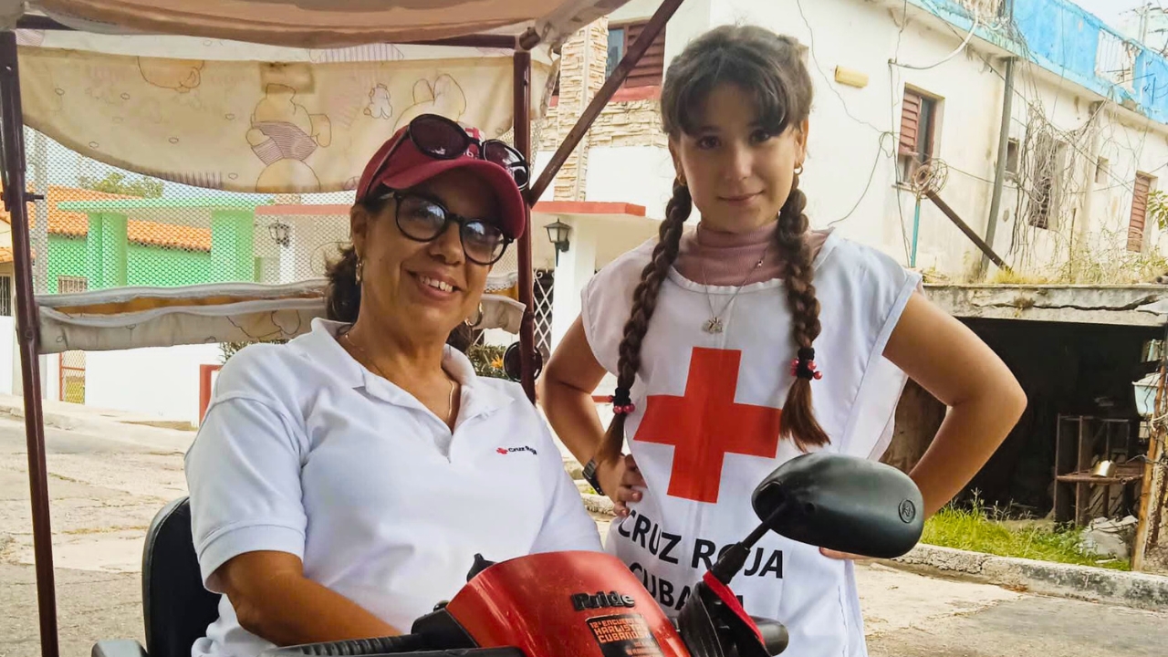 On a street in Varadero, Angelina González and her teacher from the Cuban Red Cross Interest Group, Yania Pérez, pose for the camera with a smile.