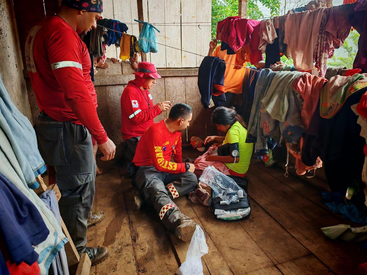 A team of volunteers from the Costa Rican Red Cross assist an indigenous woman in Bajo Bley Sur territory, Telire, Talamanca, Limón.