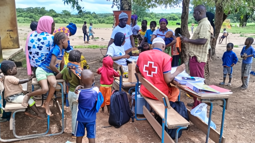 A Mali Red Cross volunteer helps local health authorities run a vaccine outreach session in Selingue health area to immunize zero-dose and under-vaccinated children.