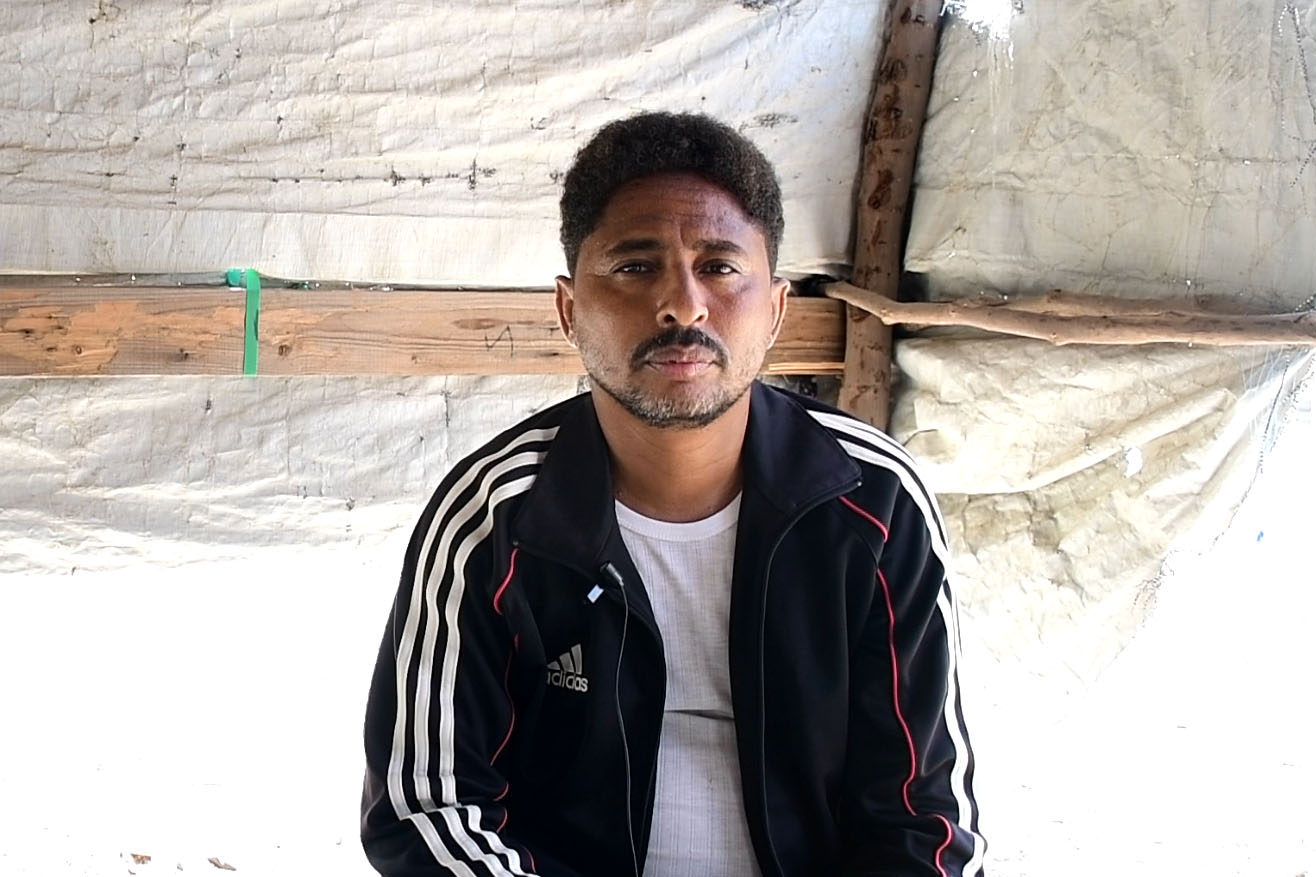 هادي محمد شاعر الأسلمي، من مديرية عبس، يروي الخوف الذي شعر به خلال الفيضانات الشديدة هذا العام، بينما كانت الأمطار تهطل بغزارة شديدة لساعات وانهار مأوى والدته.