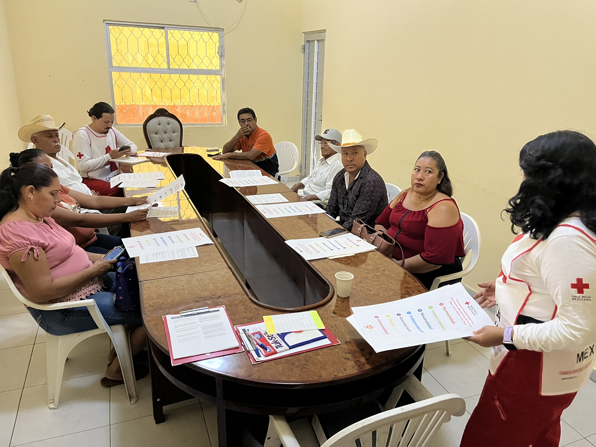 Local civil protection authorities are guided through a questionnaire as part of the Climate Resilience Measurement for Communities process in Jamapa, in Veracruz, Mexico.  