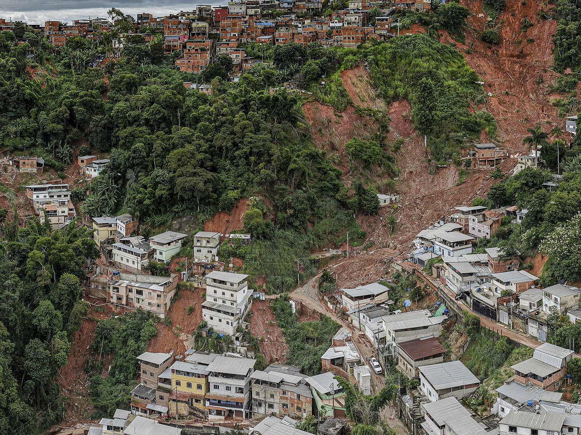Coffee growers in Brazil’s Minas Gerais state are battling an increasingly volatile climate that threatens more record-breaking downpours like last month’s: this picture was taken during a visit to Juiz de Fora by President Lula.                                                                                                      (Image used for non-commercial purposes. No copyright infringement is intended; all credits and rights are acknowledged.)
