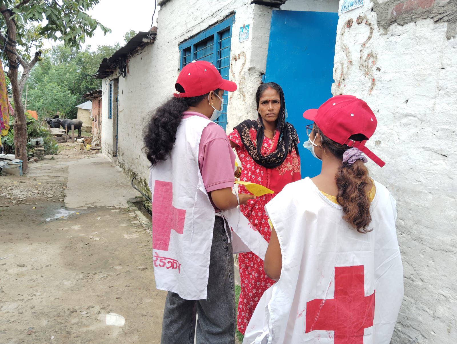 As part of the Birgunj Cholera response, volunteers from the Nepal Red Cross go door-to-door to raise awareness about how to prevent the disease’s spread.