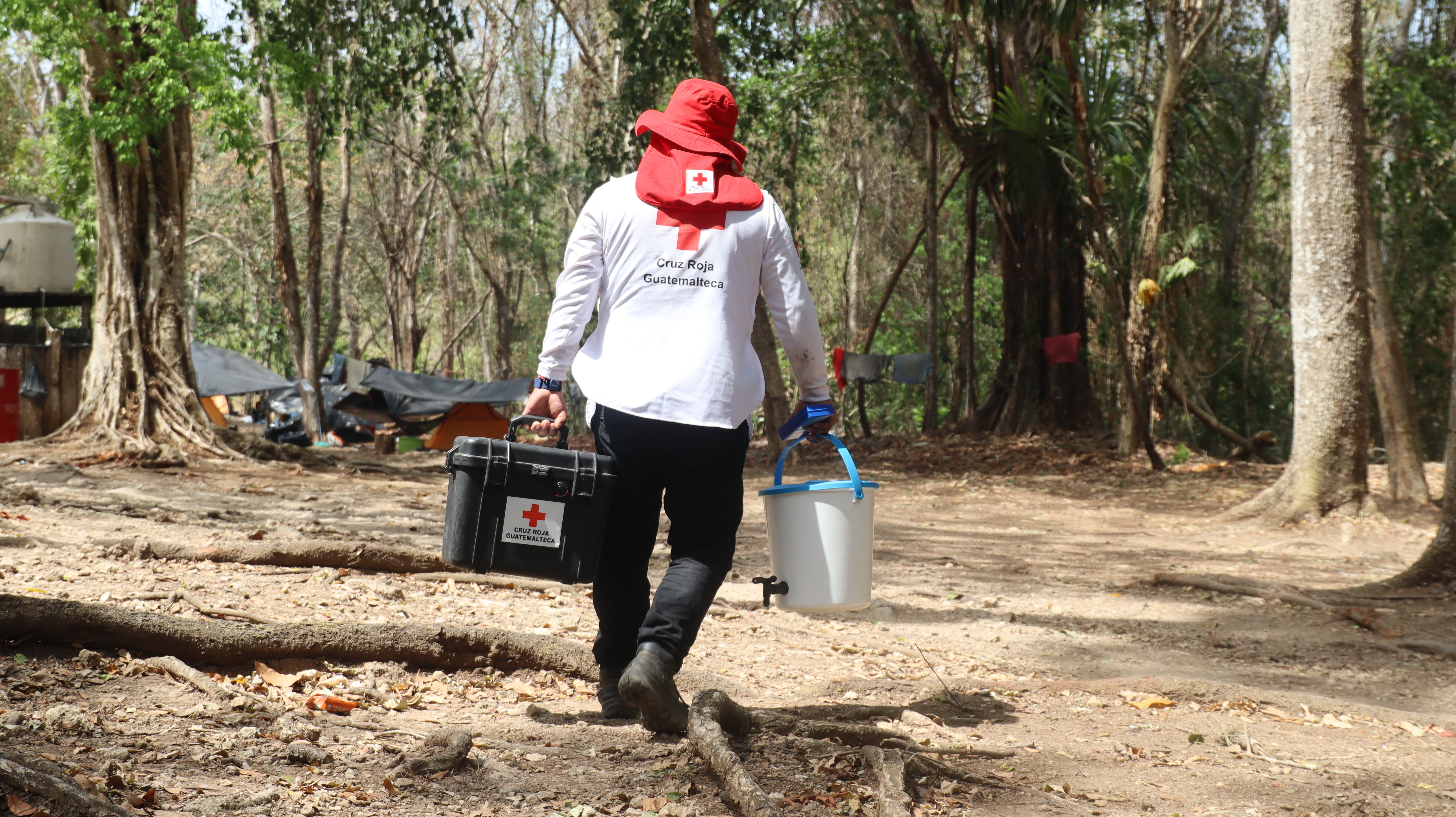 La Cruz Roja Guatemalteca brindó asistencia humanitaria a las brigadas de respuesta y a las comunidades más afectadas por los incendios forestales en el departamento de Petén, que se vieron agravados por los efectos climáticos del último fenómeno de El Niño que en el periodo 2023-2024. 