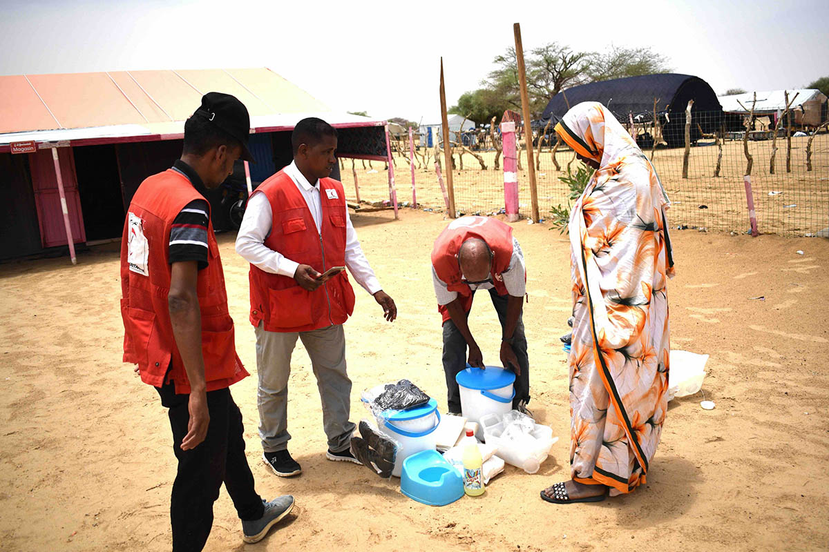 Mauritanian Red Crescent volunteers and staff distribute household items to newly arrived refugees at the Mauritanian Red Crescent’s humanitarian service point in Dweinkara, a village near the country’s eastern border with Mali.