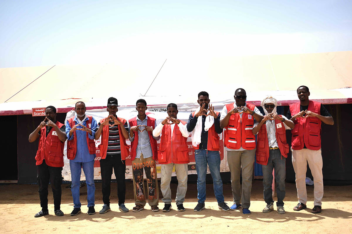 Volunteers from the Mauritanian Red Crescent and IFRC staff gather for a photo after a day of providing assistance at the humanitarian service point in Dweinkara, Hodh El Chargui region. 