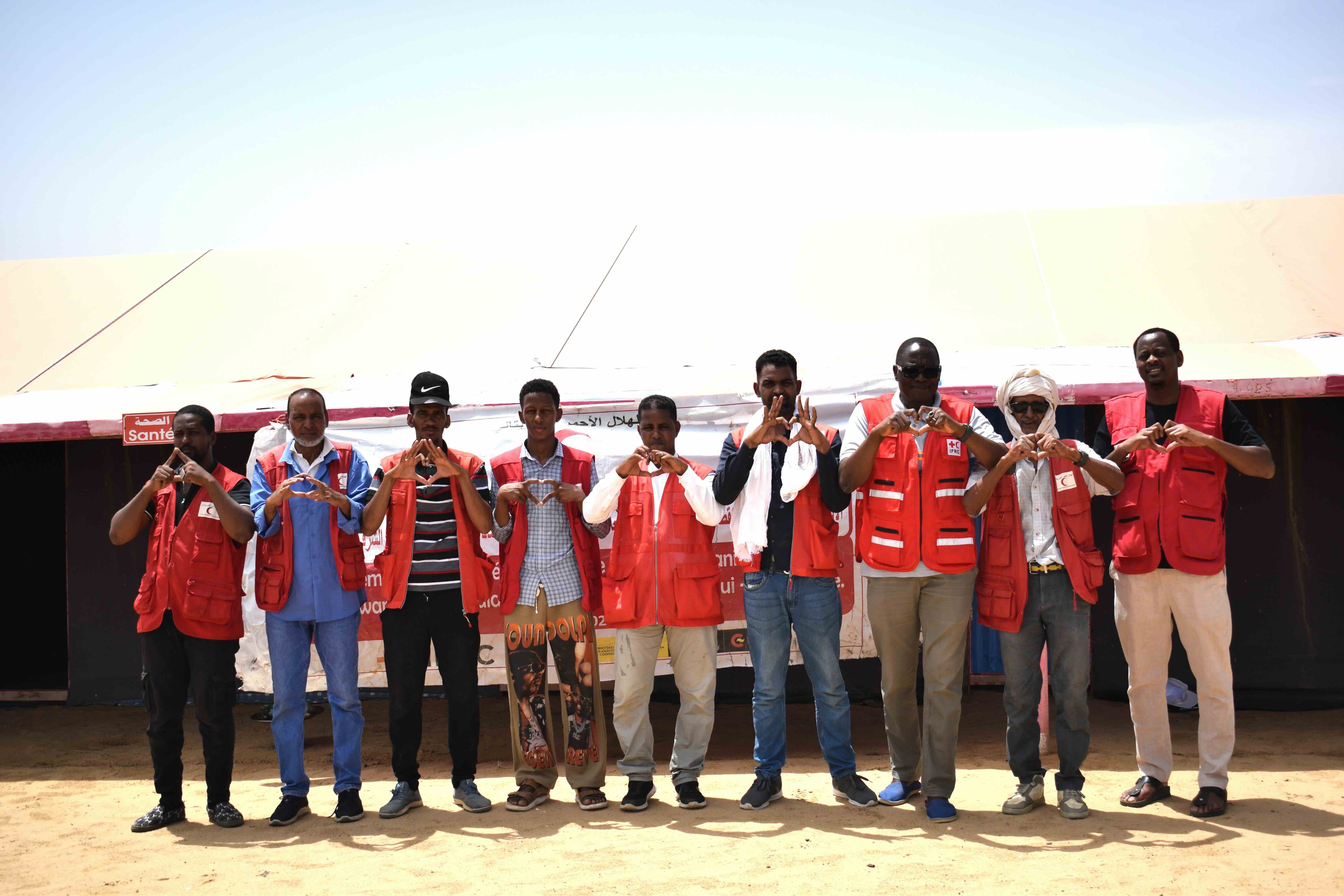 Volunteers from the Mauritanian Red Crescent and IFRC staff gather for a photo after a day of providing assistance at the humanitarian service point in Dweinkara, Hodh El Chargui region. 