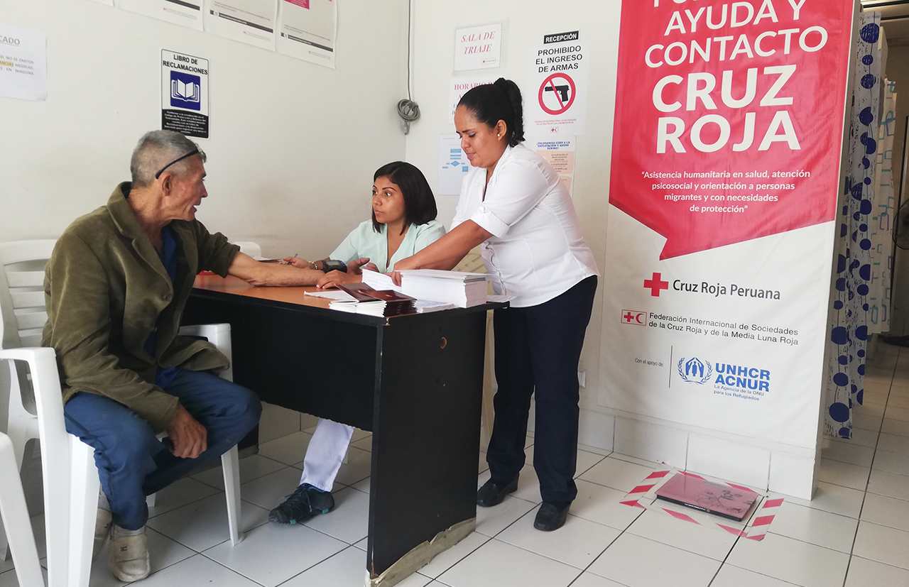 Health worker, Damarys Solano, tends to a patient in a Red Cross Care Centre on the border between Peru and Ecuador.