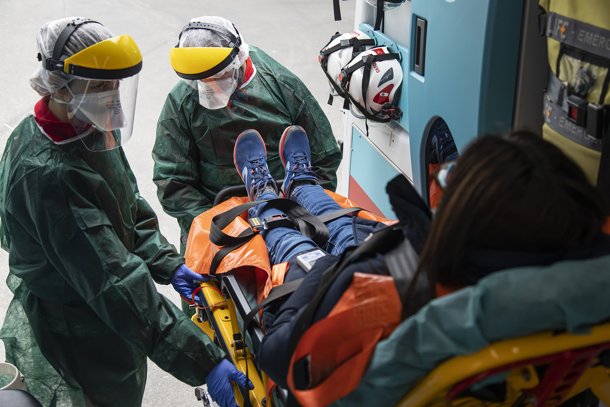 Milan, March 2020. Transportation of a COVID patient carried out by the volunteers of the Milan branch of the Italian Red Cross. (Photo: Daniele Aloisi)
