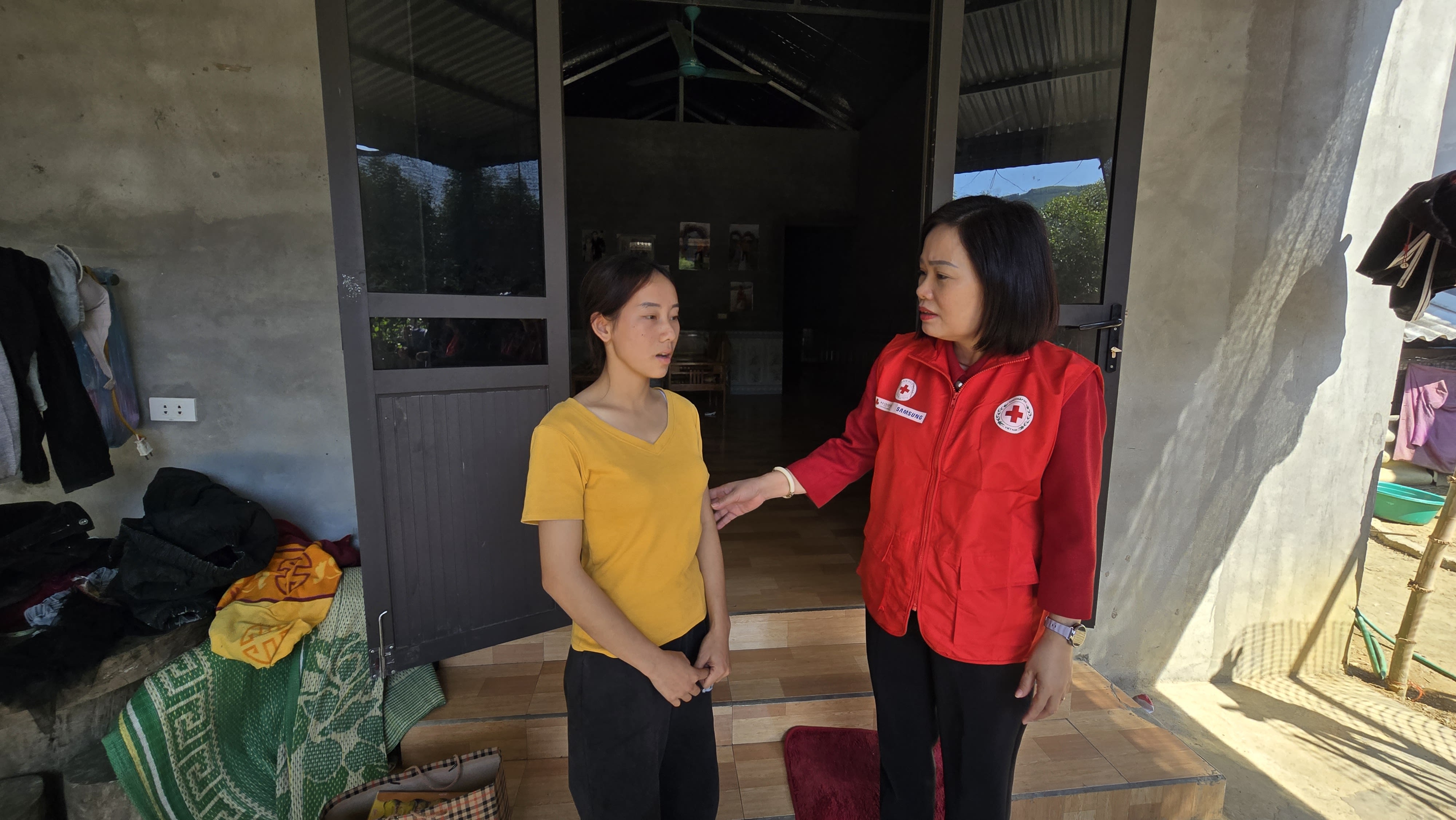 Mrs. Hoang Thi Sua speaking with a representative of the Viet Nam Red Cross.Photo credit: Kwanta Norkum, IFRC 
