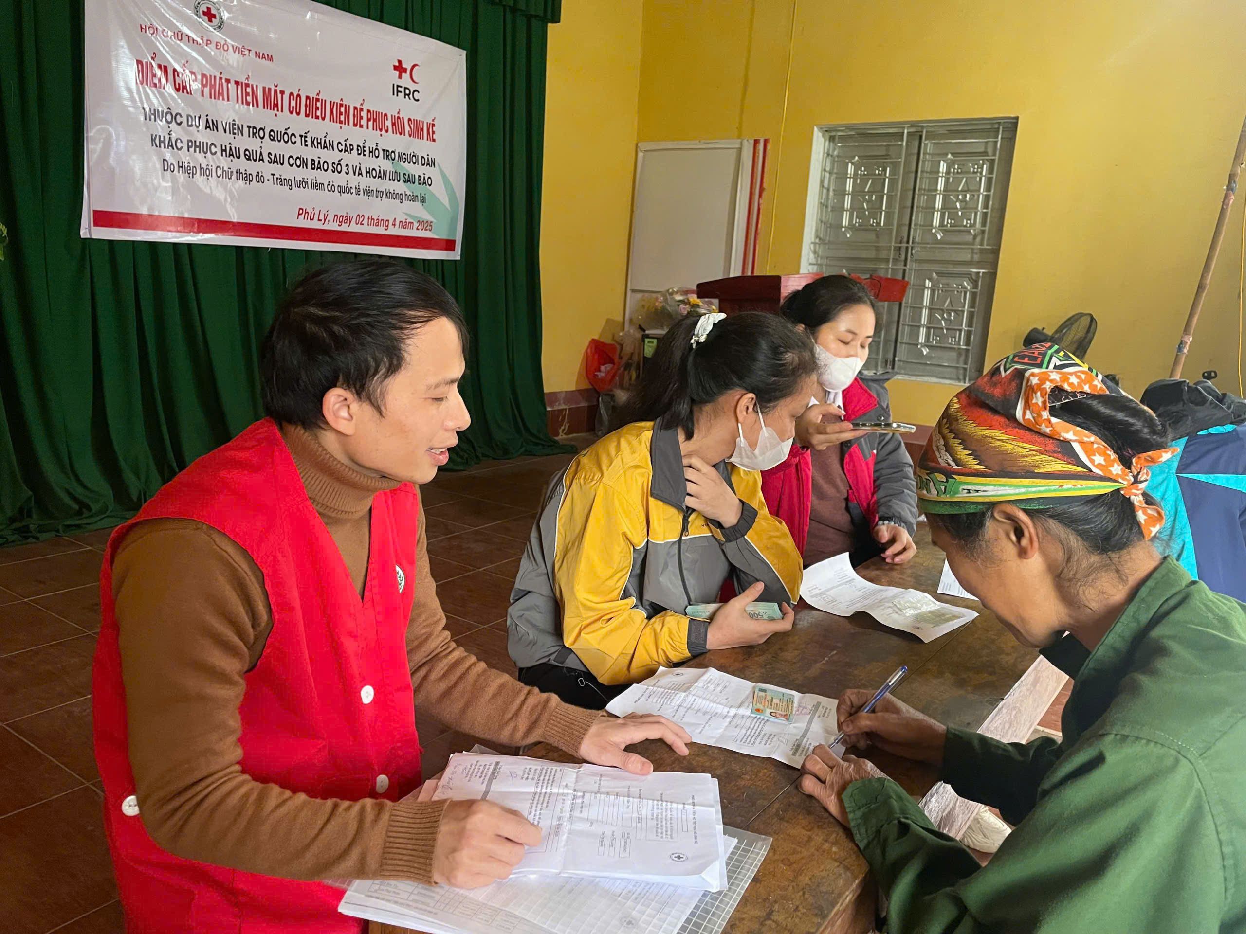 Representatives of the Viet Nam Red Cross and the IFRC visited with families affected by the floods to learn about their needs and to provide assistance.&nbsp;Photo credit: Viet Nam Red Cross Society