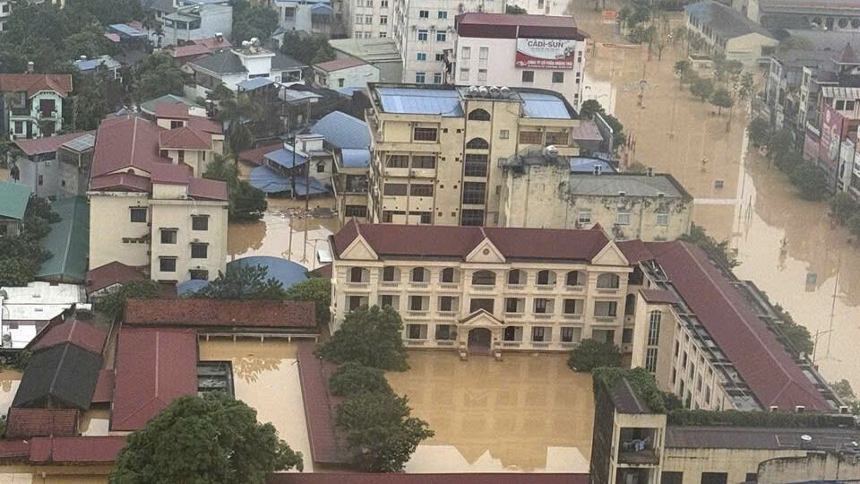 In Thai Nguyen, Viet Nam, the 2025 floods filled city streets, submerging cars, businesses and homes.&nbsp;&nbsp;&nbsp;Photo credit: Viet Nam Red Cross Society&nbsp;&nbsp;