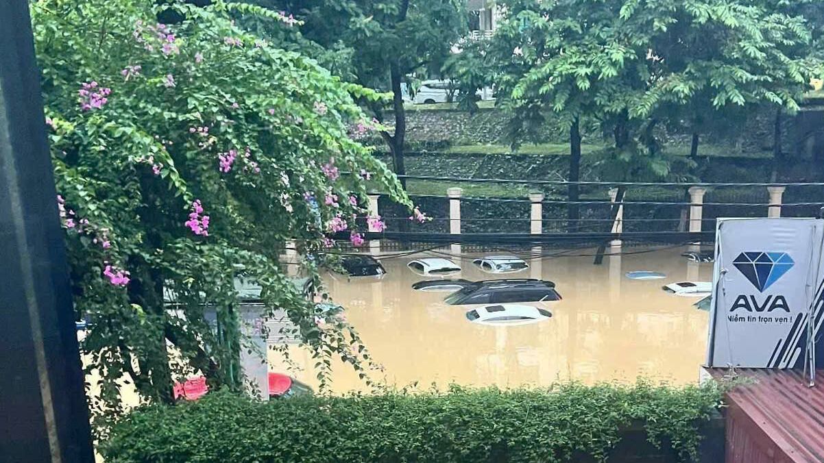 In Thai Nguyen, Viet Nam, the 2025 floods filled city streets, submerging cars, businesses and homes.&nbsp;&nbsp;&nbsp;Photo credit: Viet Nam Red Cross Society&nbsp;&nbsp;