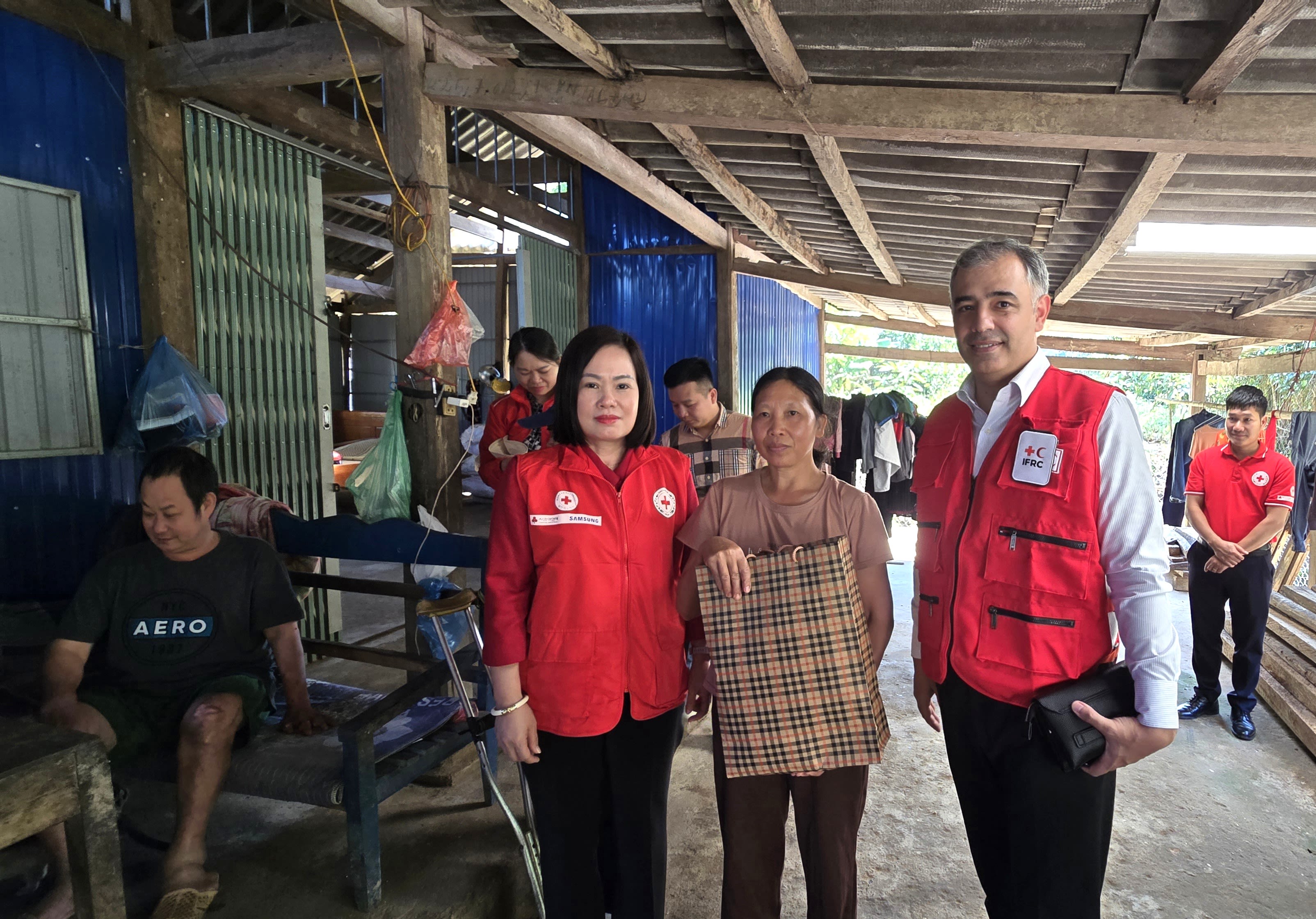 Mrs. Ngo Thai Do&nbsp;with representatives of the Viet Nam Red Cross and the IFRC. Photo credit: Kwanta Norkum, IFRC 