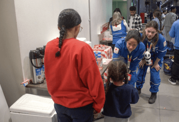 Volunteers from the Colombian Red Cross provide support to children returning to the country.