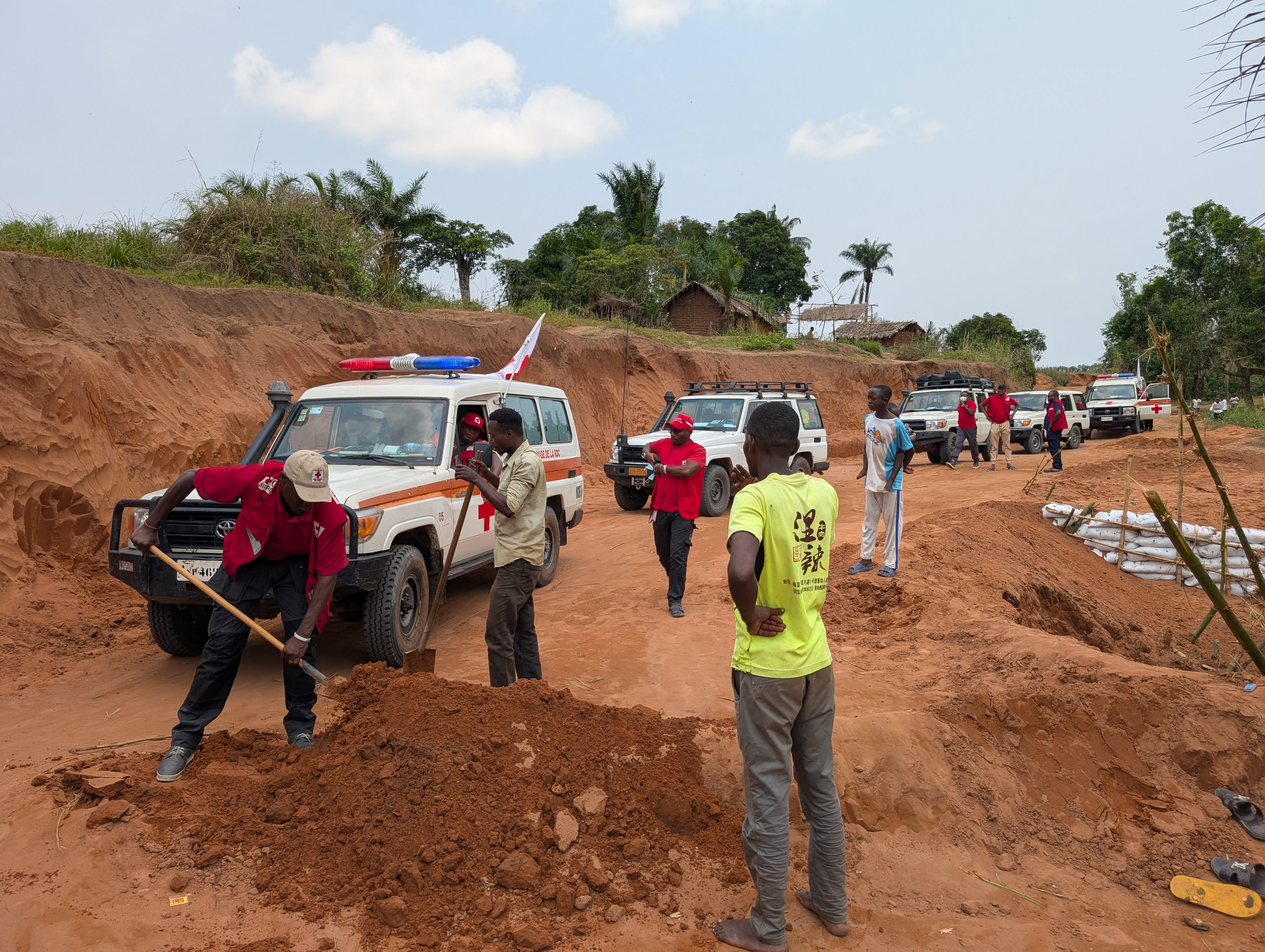 Red Cross volunteers in the Democratic Republic of Congo are clearing the road to allow the convoy to move forward and reach the affected areas.