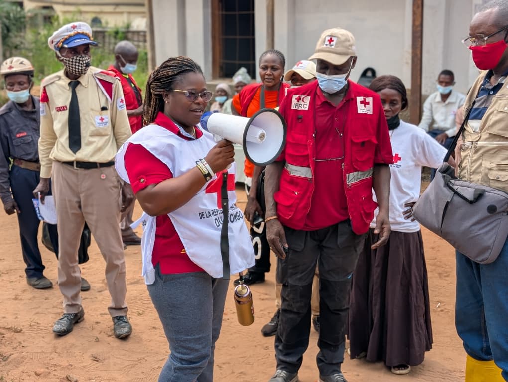 Awareness-raising in Bulape by a Red Cross volunteer