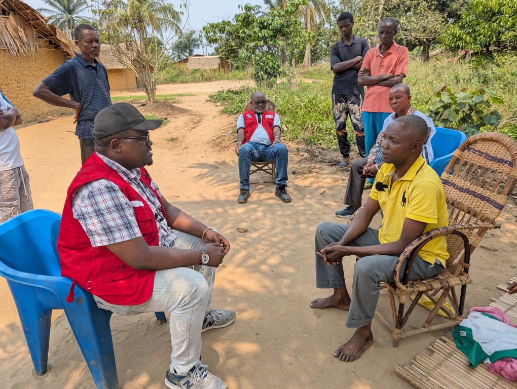 Samuel Mbantshi speaks with a volunteer about the hardship he went through and the support he received from the Red Cross of the DRC