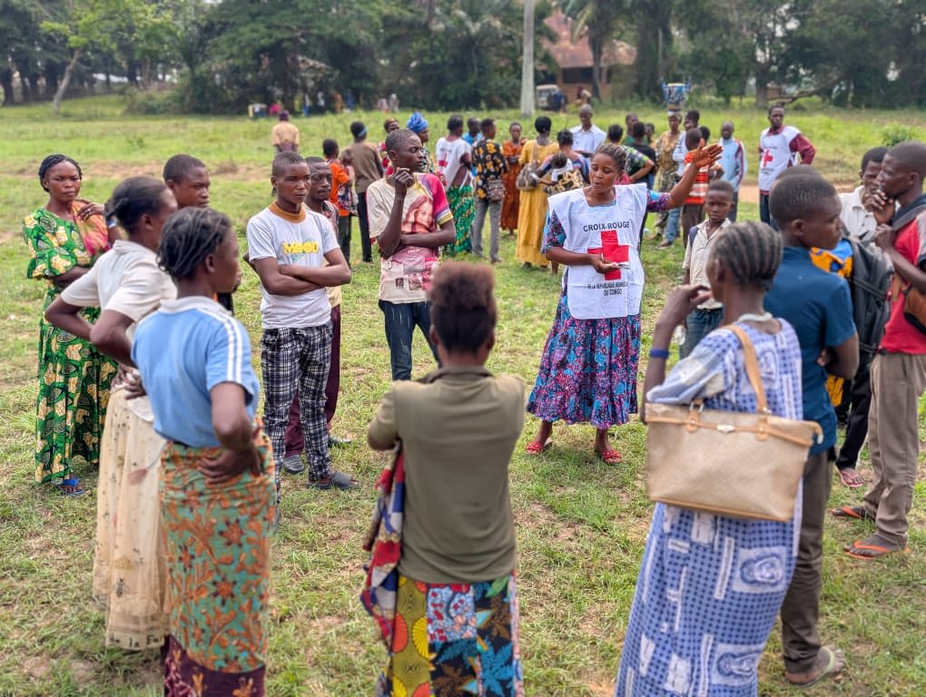 In Bulape, Red Cross volunteers are leading awareness campaigns to inform communities about the Ebola virus and essential prevention measures.