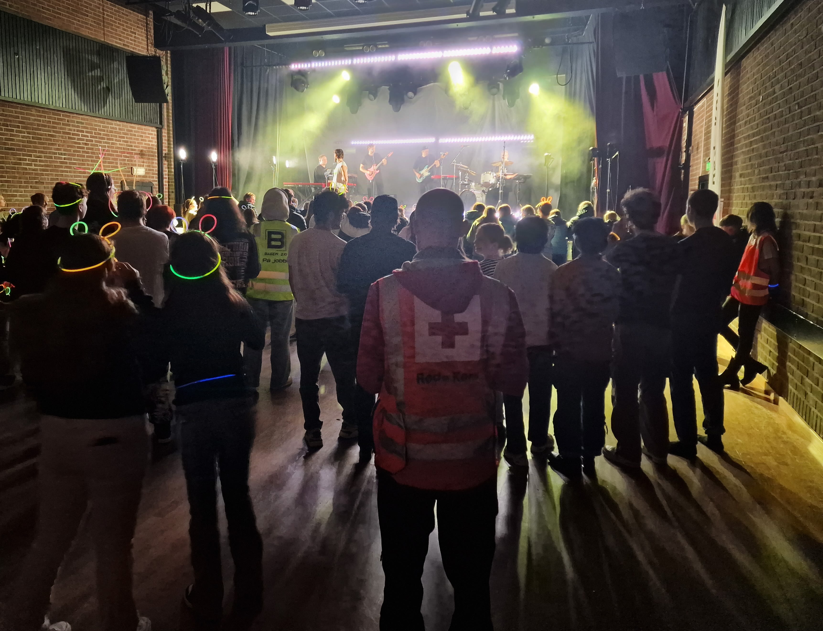 Red Cross volunteers on standby at a concert ready to provide first aid.&nbsp;Photo: &nbsp;Judith Fjeldberg/Norwegian Red Cross