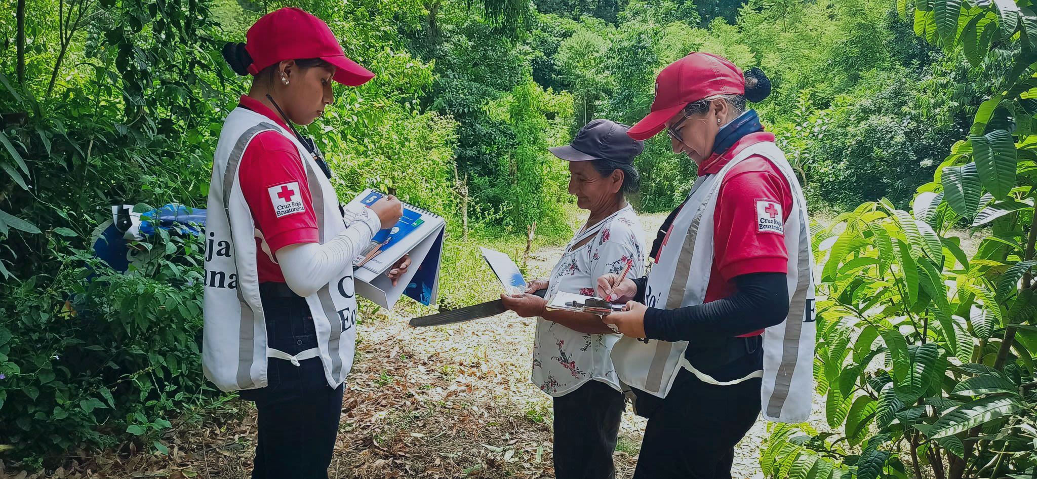  El voluntariado de la Cruz Roja Ecuatoriana compartió temas sobre promoción de la salud y prevención de enfermedades. Distribuyeron materiales educativos y de comunicación a las familias.