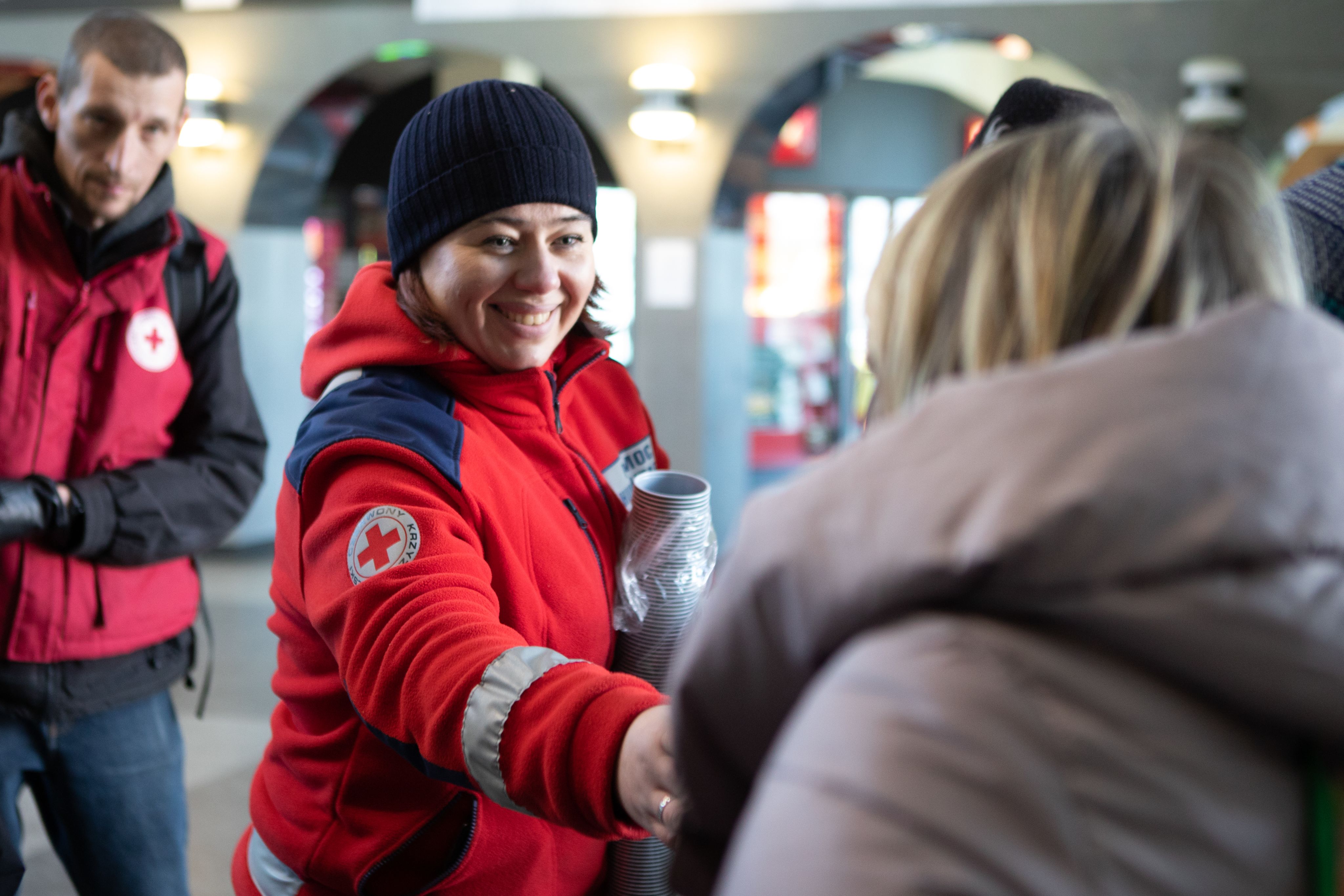 A volunteer for the Polish Red Cross in the Lublin branch, Emilia, hands out tea at the train station in Lublin, where refugees from Ukraine were coming in by train. Photo: Anette Selmer-Andresen/IFRC