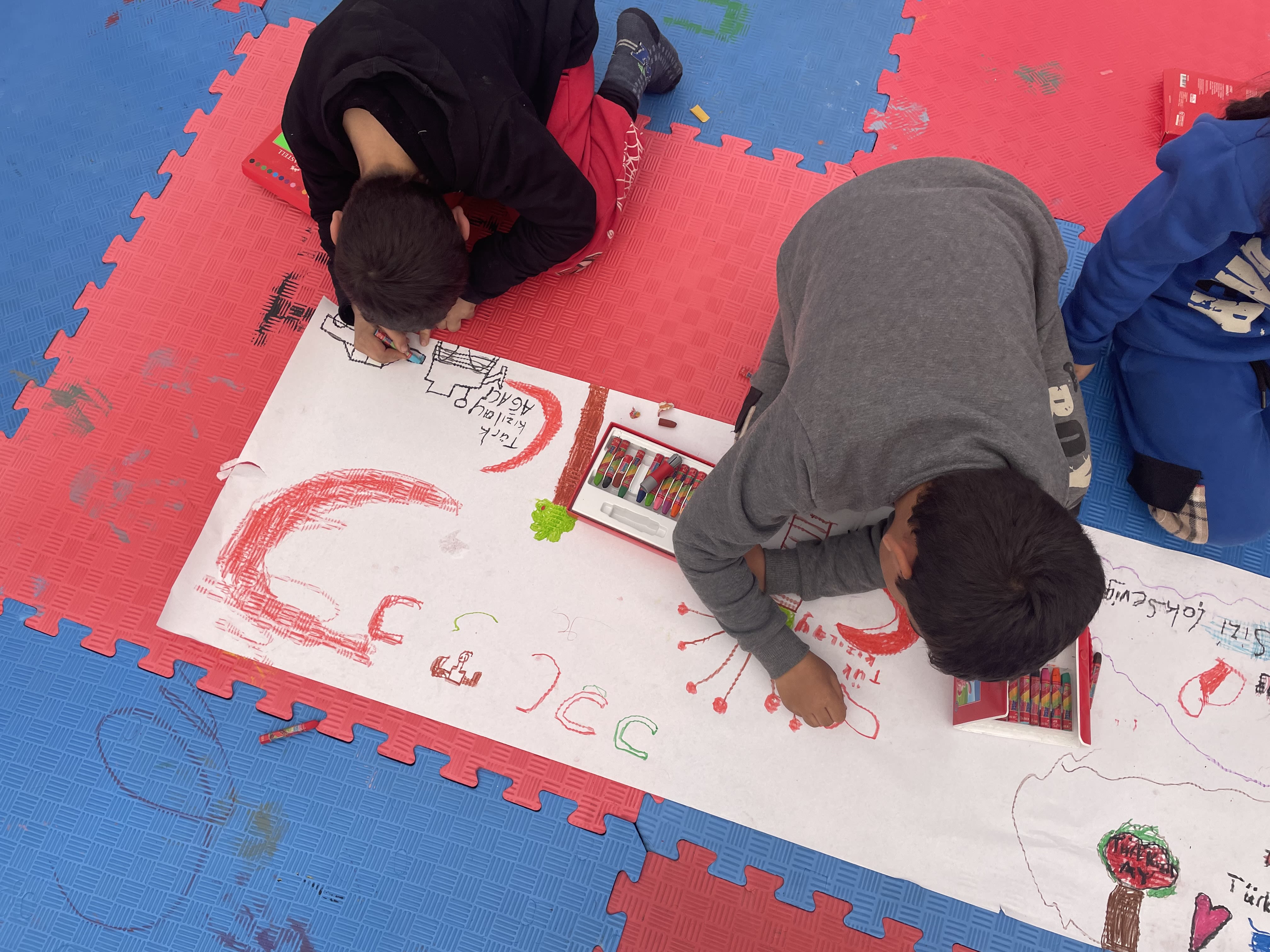 Children create art as part of the psychosocial support provided by the Turkish Red Crescent Psychosocial Center in Antakya, Türkiye, following the 2023 earthquake. Photo: Susan Malandrino/IFRC