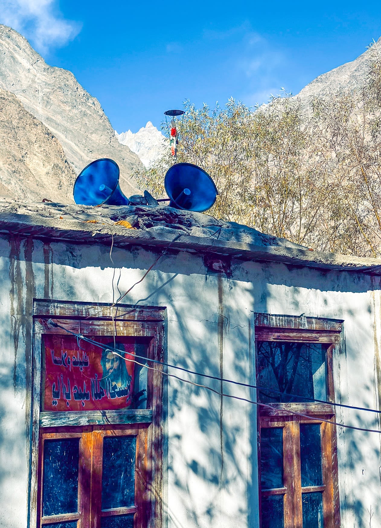 The tiny mosque in Hurchus with loudspeakers on the roof that alerted the community thanks to Hussain's urgent call. 