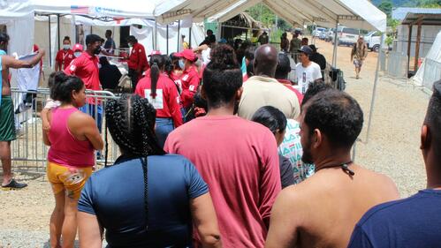 People on the move gather at San Vicente Station, Panama in July 2022 as they move northwards in search of a better life. The Panamanian Red Cross is providing a wide range of humanitarian services to people on their journeys.