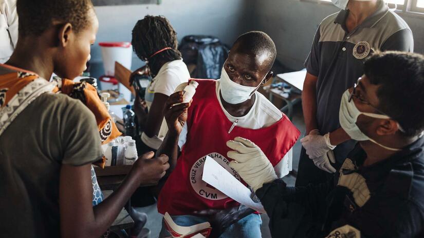 Mozambique Red Cross volunteer distributed medicine to beneficiaries at Matadoro evacuation center in Inhamizua village, Beira. Beira, Mozambique / 25.03.2019