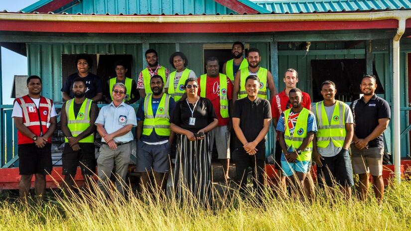 Los equipos de la Cruz Roja de Fiyi y la Federación Internacional en Fiyi se reúnen para evaluar los daños causados por el ciclón Yasa en diciembre de 2020