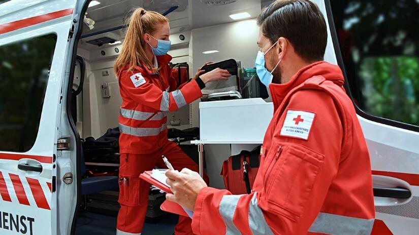 Miembros de la Cruz Roja Austriaca brindan asistencia médica móvil a las comunidades durante la pandemia de COVID-19
