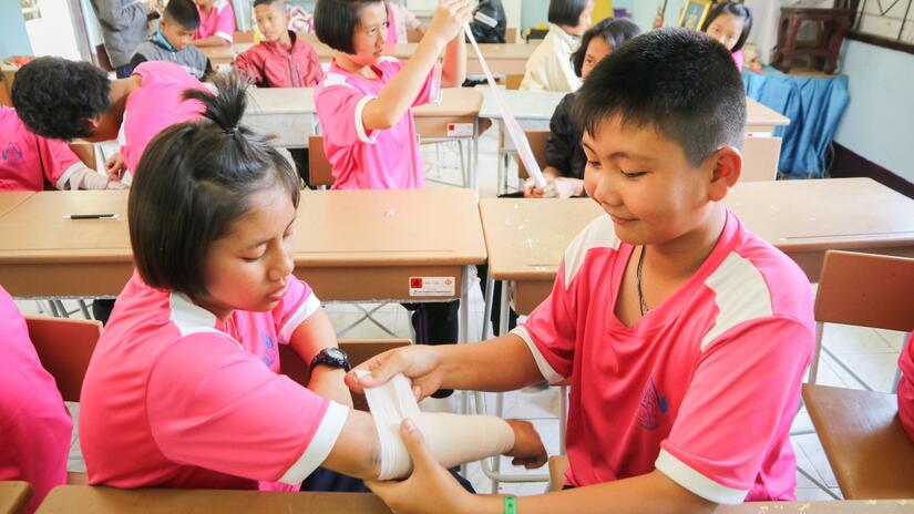 يتلقى تلاميذ المدارس في مقاطعة كانشانابوري في تايلاند الإسعافات الأولية كجزء من مشروع الحد من مخاطر الكوارث