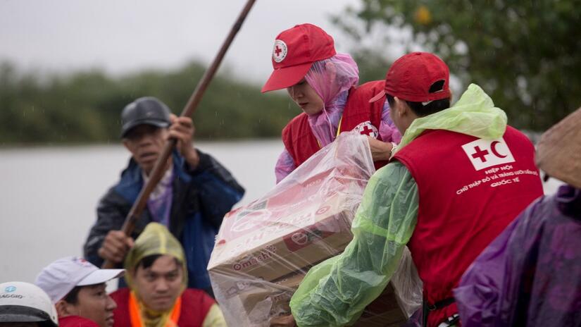 Miembros de la Sociedad de la Cruz Roja de Vietnam ayudan a reubicar y brindar asistencia de emergencia a las comunidades afectadas por el tifón Molave en octubre de 2020