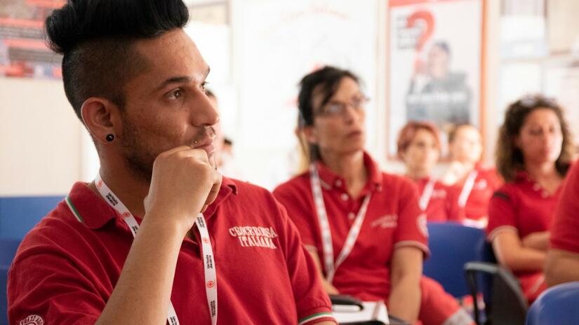 Des volontaires de la Croix-Rouge italienne se réunissent à Solferino, en Italie, pour un atelier de formation sur la gestion des centres d'accueil des migrants.