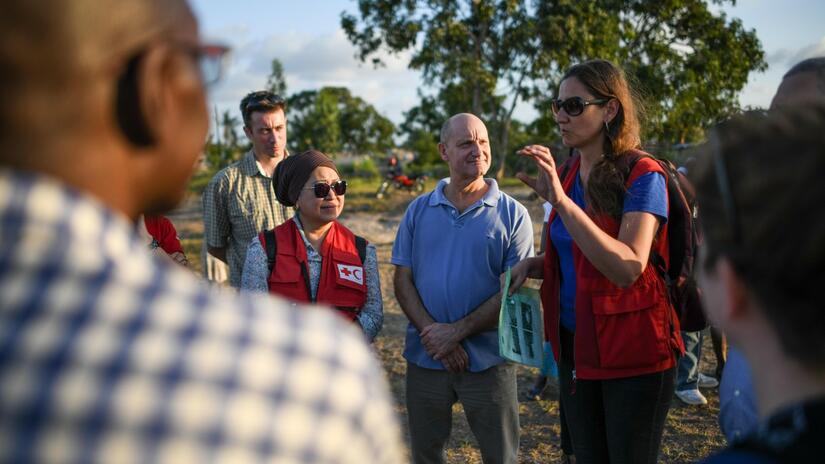 Miembros del Grupo Asesor de Donantes de la Federación Internacional realizan un viaje de campo a Mozambique después del ciclón Idai en 2019