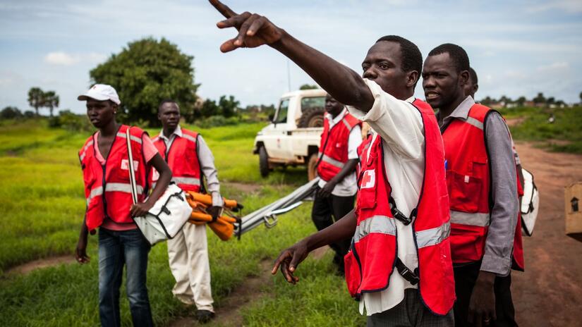 Des volontaires de la Croix-Rouge du Soudan du Sud mettent en pratique leurs compétences d'intervention dans le cadre d'une simulation d'équipe d'intervention d'urgence en 2013