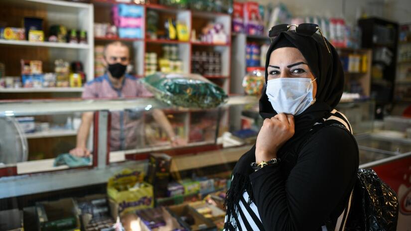 Kevser, a Syrian woman who fled her country in 2015 with her family to seek a safer life in Turkey, uses cash assistance provided by the IFRC and Turkish Red Crescent to buy food and essentials at a local shop