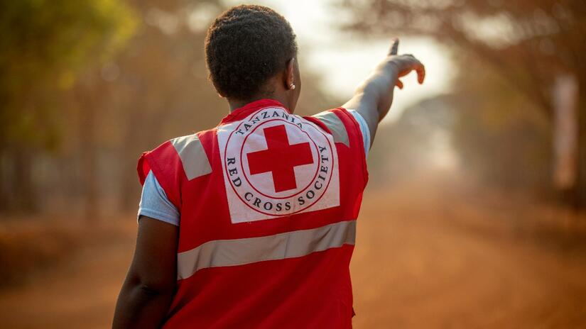 مسؤول تواصل في الصليب الأحمر التنزاني في مخيم نياراغوسو للاجئين حيث يقدّم الإتحاد الدولي لجمعيات الصليب الأحمر والهلال الأحمر والصليب الأحمر التنزاني الرعاية الصحية الطارئة والمأوى والمياه والصرف الصحي لآلاف الأشخاص