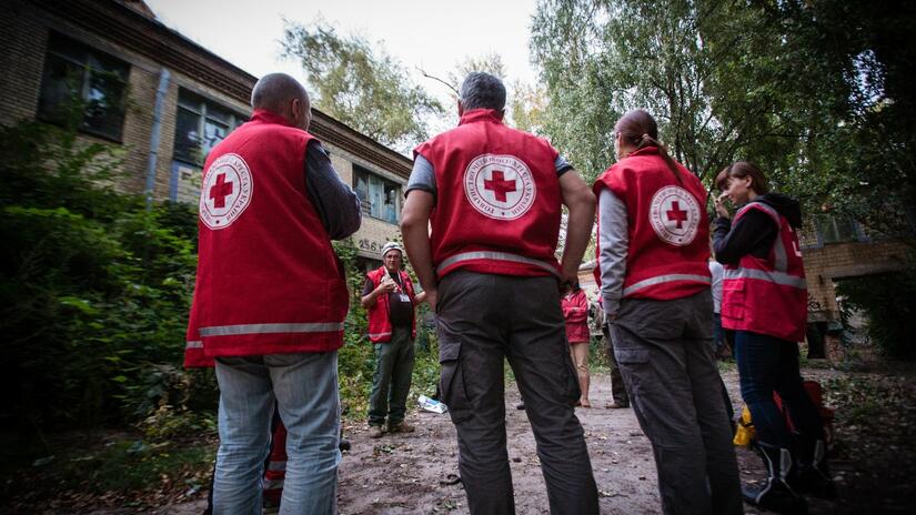 Miembros de la Sociedad de la Cruz Roja de Ucrania participan en un ejercicio de simulación de crisis para ayudar a desarrollar las habilidades que los voluntarios probablemente necesitarán en los próximos meses