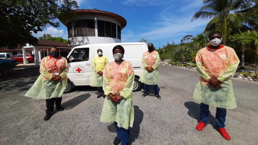 Des volontaires de la Croix-Rouge des Bahamas se préparent à livrer des repas quotidiens dans le cadre de leur service de repas à domicile pendant le COVID-19.