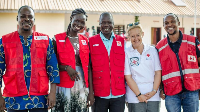 زملاء من الإتحاد الدولي واللجنة الدولية للصليب الأحمر والصليب الأحمر في جنوب السودان، حيث يعملون معًا للاستجابة لاحتياجات الآلاف من المجتمعات الضعيفة في جميع أنحاء البلاد.