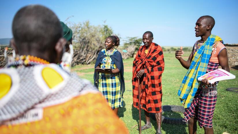 Personas voluntarias de la Cruz Roja de Kenia ofrecen una sesión de sensibilización comunitaria