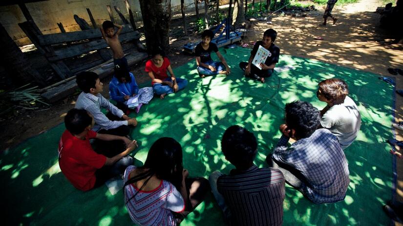 En Camboya, Moeun, un ex traficante de drogas y educador de pares, está llevando a cabo sesiones grupales en comunidades sobre los peligros de las drogas y sus riesgos