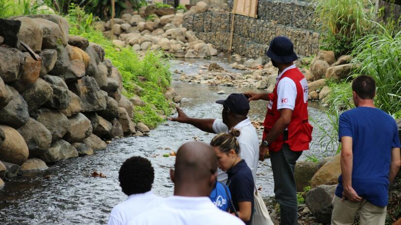 Delegados de la Federación Internacional, la ECHO, el PNUD, la Cruz Roja de San Vicente y las Granadinas y la Cruz Roja Francesa visitan una comunidad ribereña como parte de una visita de campo para la reducción de riesgos
