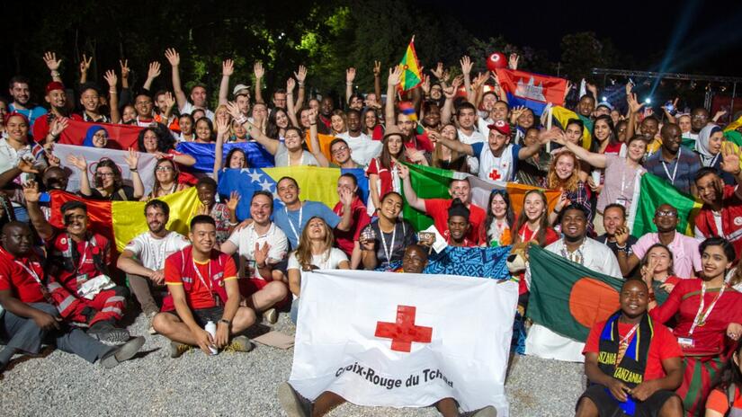 متطوعون شباب من مختلف أقطار الحركة الدولية للصليب الأحمر والهلال الأحمر يحتفلون معًا في تجمع سولفرينو العالمي للشباب لعام 2019 في إيطاليا