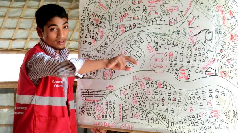 Un voluntario ofrece una sesión de preparación comunitaria en Cox's Bazar, Bangladesh